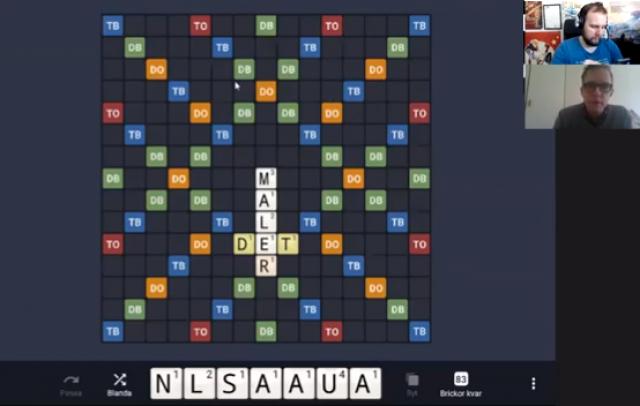 En skärmdump av spelet Wordfeud, med orden maler och det korsande varandra i mitten av spelplanen, och bilden av två små spelare uppe till höger.